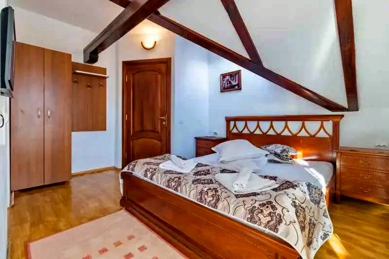 Bran Cazare | Vilă (K0322-14) Imaginea poate fi supusă drepturilor de autor. Se recomandă contactarea titularului drepturilor.