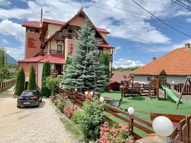 Bran Cazare | Hotel*** (K0692-35) Imaginea poate fi supusă drepturilor de autor. Se recomandă contactarea titularului drepturilor.