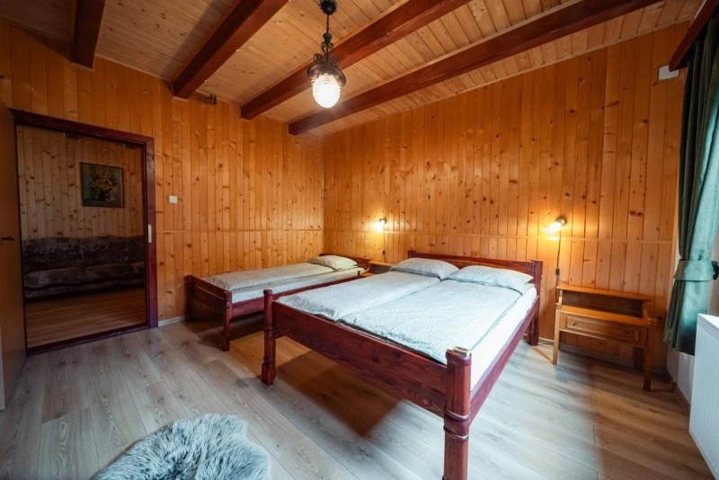 Izvoare Cazare | Cabană (K0225-20) Imaginea poate fi supusă drepturilor de autor. Se recomandă contactarea titularului drepturilor. Izvoare Cazare | Cabană (K0225-20) Imaginea poate fi supusă drepturilor de autor. Se recomandă contactarea titularului drepturilor.