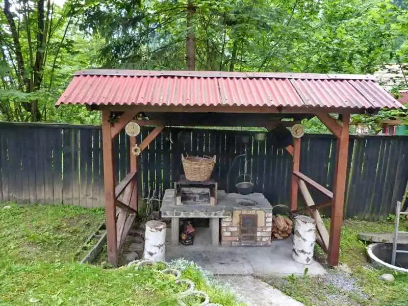 Izvoare Cazare | Cabană (K0281-15) Imaginea poate fi supusă drepturilor de autor. Se recomandă contactarea titularului drepturilor.