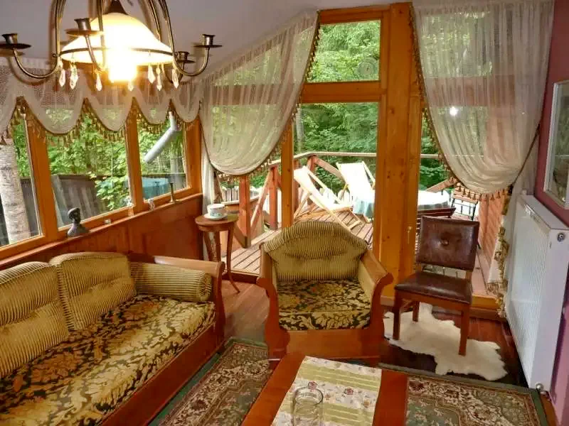 Izvoare Cazare | Cabană (K0281-23) Imaginea poate fi supusă drepturilor de autor. Se recomandă contactarea titularului drepturilor.