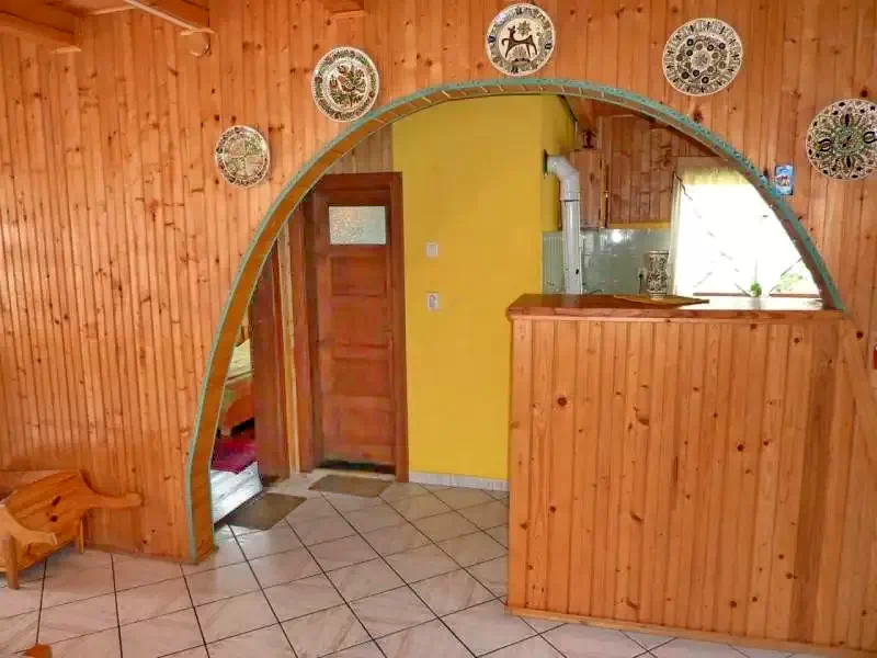 Izvoare Cazare | Cabană (K0390-18) Imaginea poate fi supusă drepturilor de autor. Se recomandă contactarea titularului drepturilor.