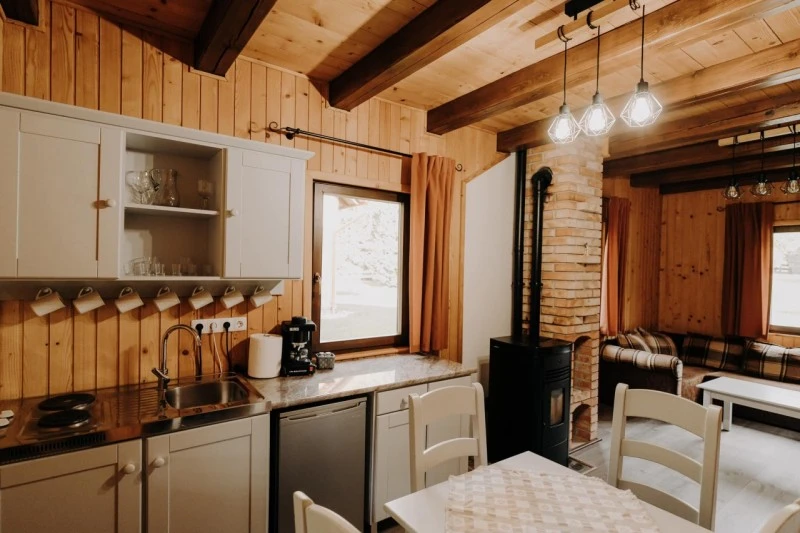 Izvoare Cazare | Cabană (K0479-4) Imaginea poate fi supusă drepturilor de autor. Se recomandă contactarea titularului drepturilor.