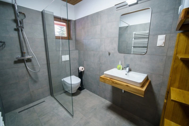 Izvoare Cazare | Cabană (K0479-7) Imaginea poate fi supusă drepturilor de autor. Se recomandă contactarea titularului drepturilor.