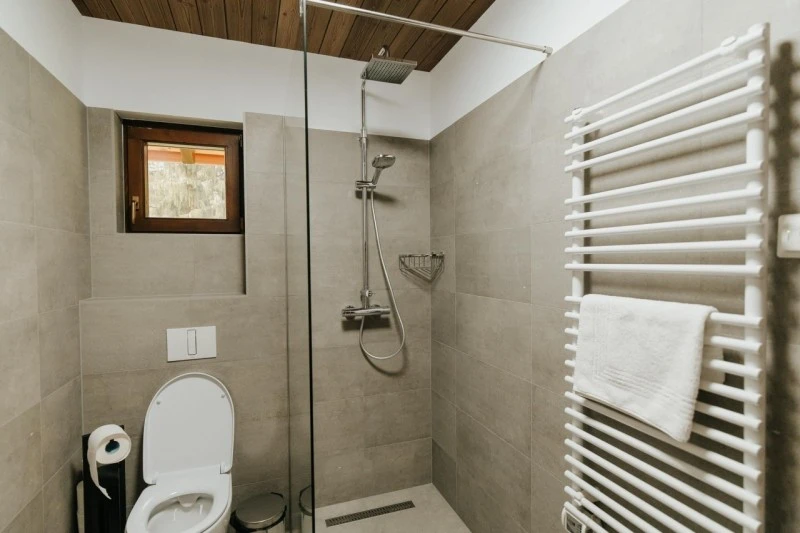 Izvoare Cazare | Cabană (K0479-60) Imaginea poate fi supusă drepturilor de autor. Se recomandă contactarea titularului drepturilor.