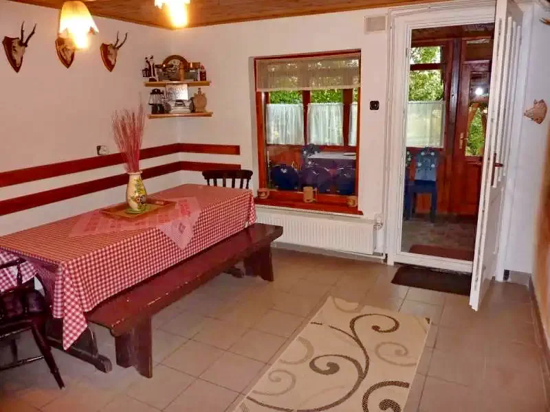 Izvoare Cazare | Cabană (K0520-29) Imaginea poate fi supusă drepturilor de autor. Se recomandă contactarea titularului drepturilor. Izvoare Cazare | Cabană (K0520-29) Imaginea poate fi supusă drepturilor de autor. Se recomandă contactarea titularului drepturilor.