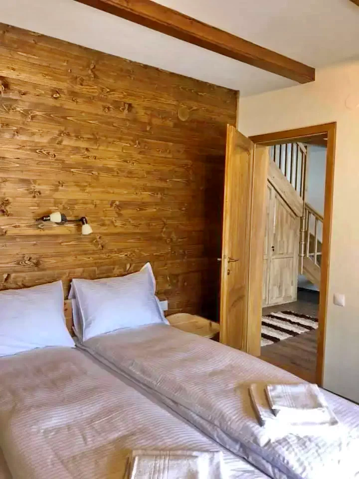 Izvoare Cazare | Cabană (K1283-3) Imaginea poate fi supusă drepturilor de autor. Se recomandă contactarea titularului drepturilor. Izvoare Cazare | Cabană (K1283-3) Imaginea poate fi supusă drepturilor de autor. Se recomandă contactarea titularului drepturilor.