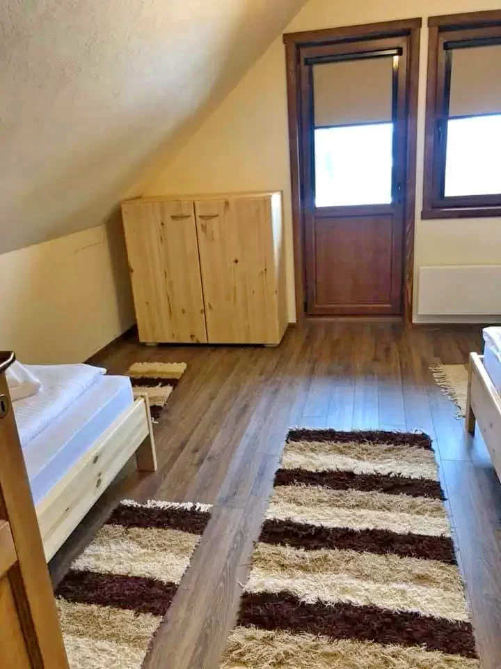 Izvoare Cazare | Cabană (K1283-6) Imaginea poate fi supusă drepturilor de autor. Se recomandă contactarea titularului drepturilor. Izvoare Cazare | Cabană (K1283-6) Imaginea poate fi supusă drepturilor de autor. Se recomandă contactarea titularului drepturilor.