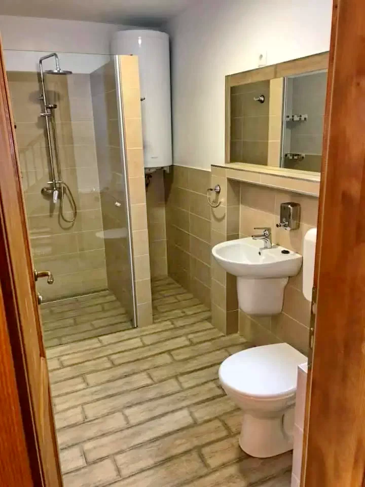 Izvoare Cazare | Cabană (K1283-9) Imaginea poate fi supusă drepturilor de autor. Se recomandă contactarea titularului drepturilor. Izvoare Cazare | Cabană (K1283-9) Imaginea poate fi supusă drepturilor de autor. Se recomandă contactarea titularului drepturilor.