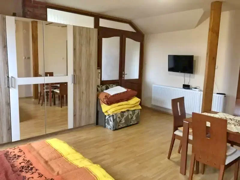 Mișcolț Cazare | Casă de oaspeți (K0874-18) Imaginea poate fi supusă drepturilor de autor. Se recomandă contactarea titularului drepturilor.