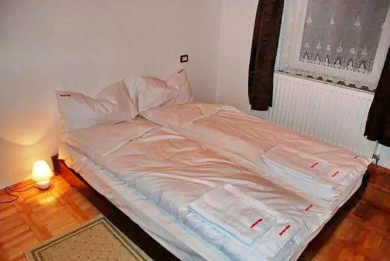 Stâna de Vale Cazare | Cabană (K0949-7) Imaginea poate fi supusă drepturilor de autor. Se recomandă contactarea titularului drepturilor.