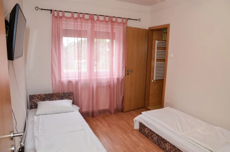  Cazare | Casă de oaspeți (K0015-13) Imaginea poate fi supusă drepturilor de autor. Se recomandă contactarea titularului drepturilor.