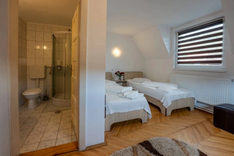 Segesvár Szállás | Hotel*** (K1588-16) A kép szerzői jogvédelem alatt állhat. Javasolt a kapcsolatfelvétel a jog tulajdonossal. Segesvár Szállás | Hotel*** (K1588-16) A kép szerzői jogvédelem alatt állhat. Javasolt a kapcsolatfelvétel a jog tulajdonossal.