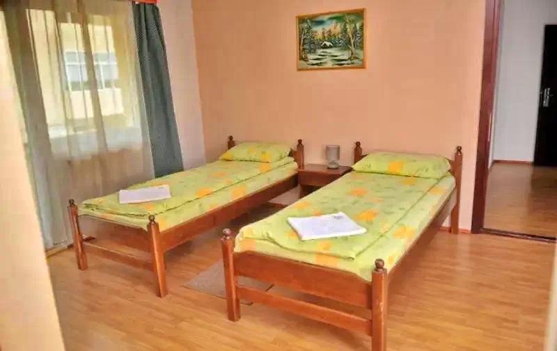 Gyimesközéplok Szállás | Hostel (K1111-12) A kép szerzői jogvédelem alatt állhat. Javasolt a kapcsolatfelvétel a jog tulajdonossal.