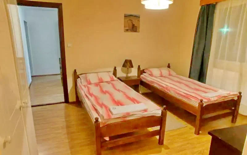Lunca de Jos Cazare | Hostel (K1111-14) Imaginea poate fi supusă drepturilor de autor. Se recomandă contactarea titularului drepturilor. Lunca de Jos Cazare | Hostel (K1111-14) Imaginea poate fi supusă drepturilor de autor. Se recomandă contactarea titularului drepturilor.