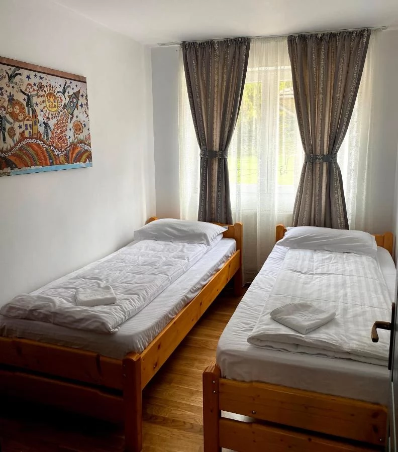 Gyimesközéplok Szállás | Hostel (K1111-21) A kép szerzői jogvédelem alatt állhat. Javasolt a kapcsolatfelvétel a jog tulajdonossal.