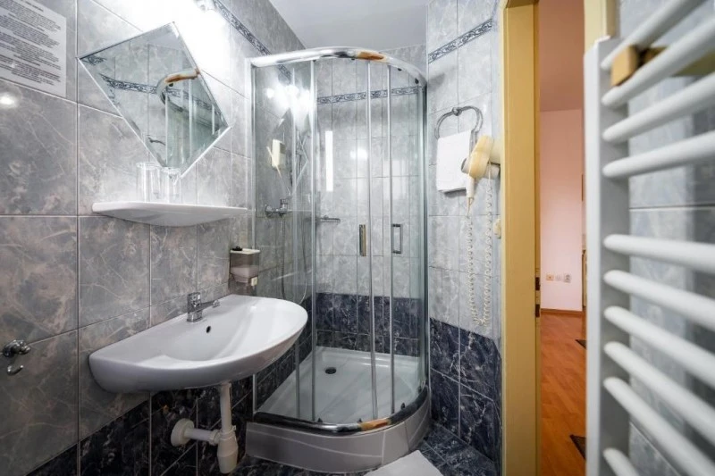 Sfântu Gheorghe Cazare | Hotel*** (K1569-28) Imaginea poate fi supusă drepturilor de autor. Se recomandă contactarea titularului drepturilor.