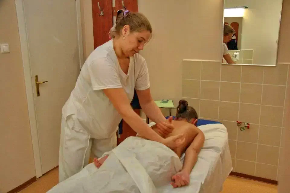 Szováta Szállás | Hotel*** (K0258-25) A kép szerzői jogvédelem alatt állhat. Javasolt a kapcsolatfelvétel a jog tulajdonossal. Szováta Szállás | Hotel*** (K0258-25) A kép szerzői jogvédelem alatt állhat. Javasolt a kapcsolatfelvétel a jog tulajdonossal.