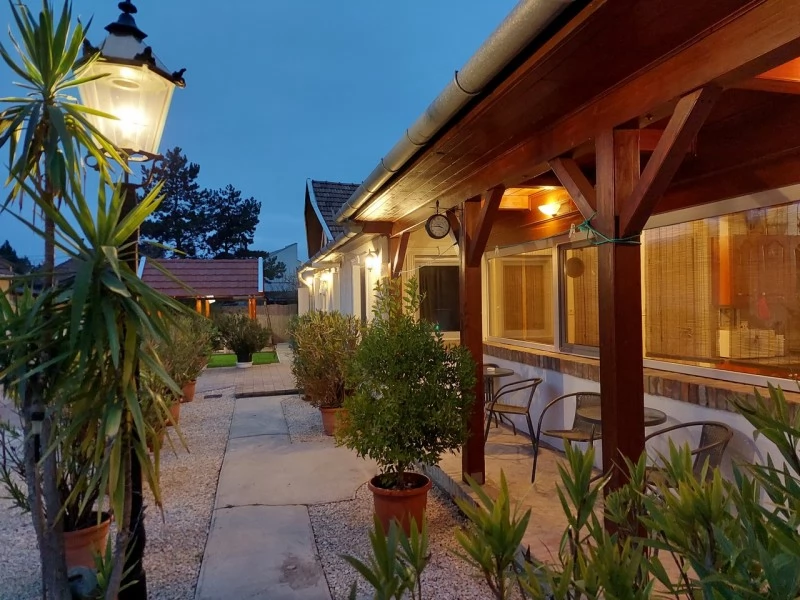 Gyula Szállás | Apartmanház (K0203-24) A kép szerzői jogvédelem alatt állhat. Javasolt a kapcsolatfelvétel a jog tulajdonossal. Gyula Szállás | Apartmanház (K0203-24) A kép szerzői jogvédelem alatt állhat. Javasolt a kapcsolatfelvétel a jog tulajdonossal.