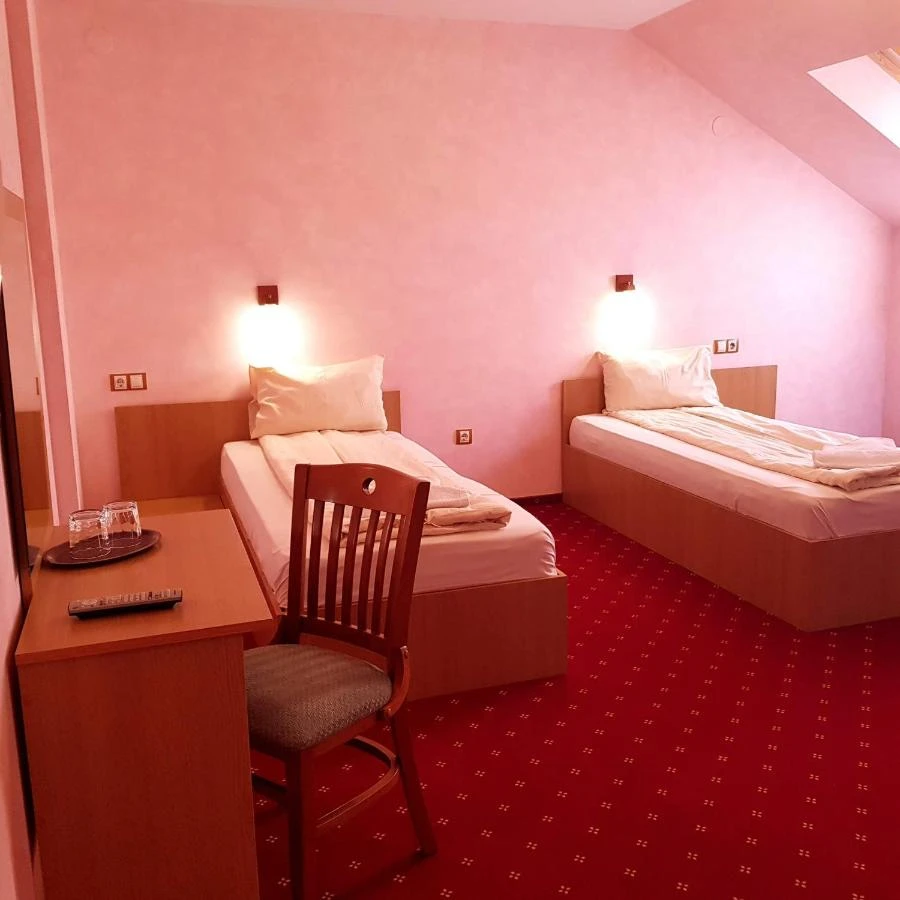 Târgu Mureș Cazare | Motel (K0661-39) Imaginea poate fi supusă drepturilor de autor. Se recomandă contactarea titularului drepturilor.