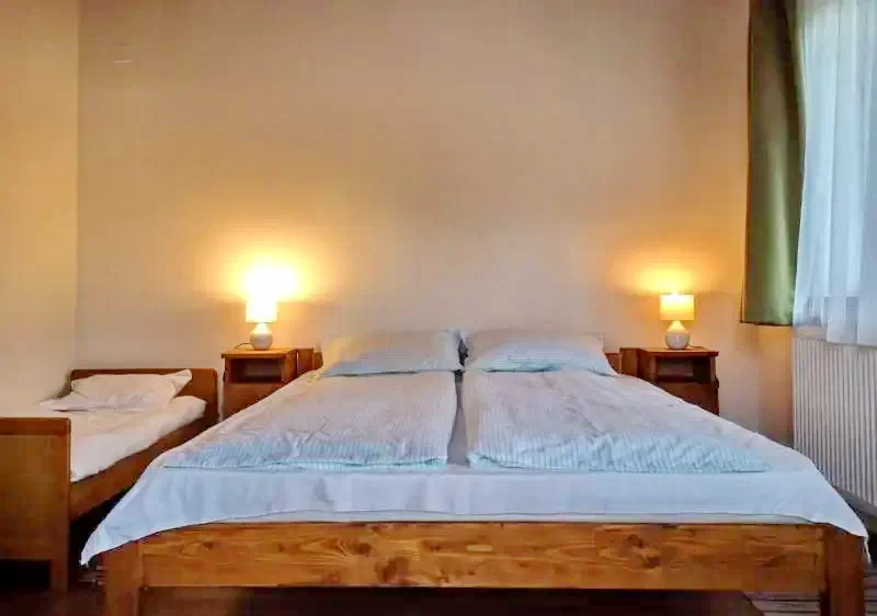 Kiskede Szállás | Kulcsosház (K1260-12) A kép szerzői jogvédelem alatt állhat. Javasolt a kapcsolatfelvétel a jog tulajdonossal. Kiskede Szállás | Kulcsosház (K1260-12) A kép szerzői jogvédelem alatt állhat. Javasolt a kapcsolatfelvétel a jog tulajdonossal.