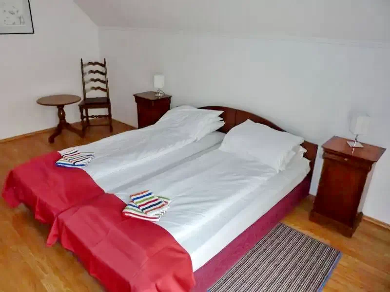 Izvoare Cazare | Cabană (K0012-20) Imaginea poate fi supusă drepturilor de autor. Se recomandă contactarea titularului drepturilor. Izvoare Cazare | Cabană (K0012-20) Imaginea poate fi supusă drepturilor de autor. Se recomandă contactarea titularului drepturilor.