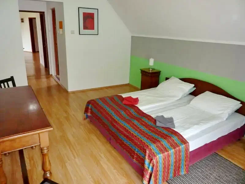 Izvoare Cazare | Cabană (K0012-26) Imaginea poate fi supusă drepturilor de autor. Se recomandă contactarea titularului drepturilor. Izvoare Cazare | Cabană (K0012-26) Imaginea poate fi supusă drepturilor de autor. Se recomandă contactarea titularului drepturilor.