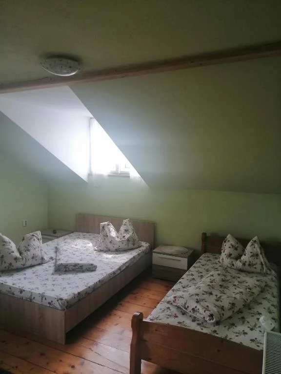 Torda Szállás | Hostel (K0026-29) A kép szerzői jogvédelem alatt állhat. Javasolt a kapcsolatfelvétel a jog tulajdonossal.