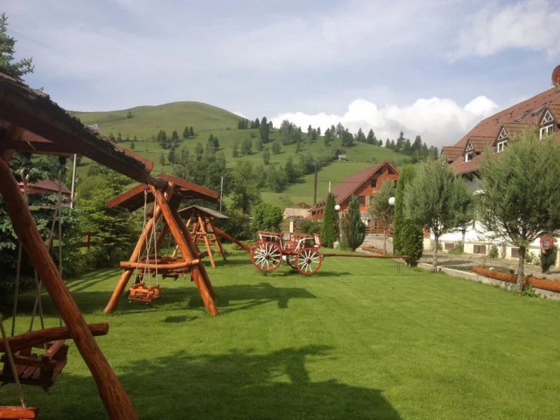 Szállás Lunca de Jos - Resort Poiana Brazilor*** | Gyimesközéplok - Fatányéros Panzió***. A kép szerzői jogvédelem alatt állhat. Javasolt a kapcsolatfelvétel a jog tulajdonossal.