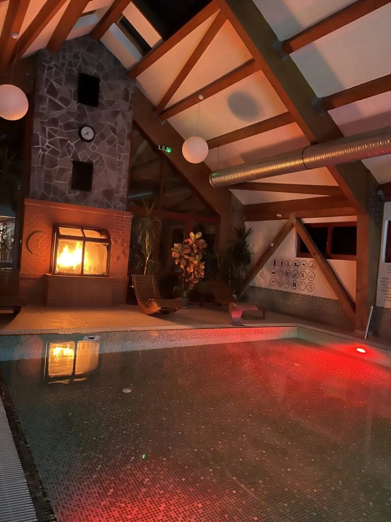 Szállás Lunca de Jos - Resort Poiana Brazilor*** | Gyimesközéplok - Fatányéros Panzió***. A kép szerzői jogvédelem alatt állhat. Javasolt a kapcsolatfelvétel a jog tulajdonossal.