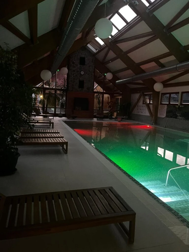 Szállás Lunca de Jos - Resort Poiana Brazilor*** | Gyimesközéplok - Fatányéros Panzió***. A kép szerzői jogvédelem alatt állhat. Javasolt a kapcsolatfelvétel a jog tulajdonossal.