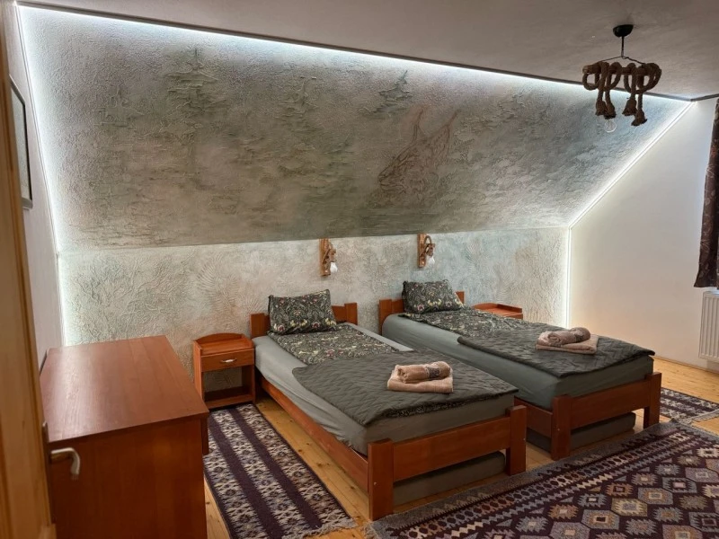 Sub Cetate Cazare | Cabană (K0629-17) Imaginea poate fi supusă drepturilor de autor. Se recomandă contactarea titularului drepturilor.