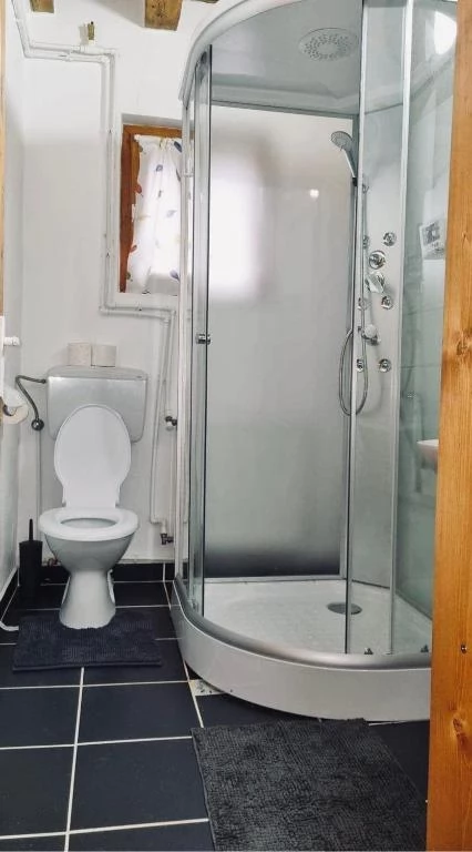 Tusnádfürdő Szállás | Apartmanház (K0046-7) A kép szerzői jogvédelem alatt állhat. Javasolt a kapcsolatfelvétel a jog tulajdonossal.