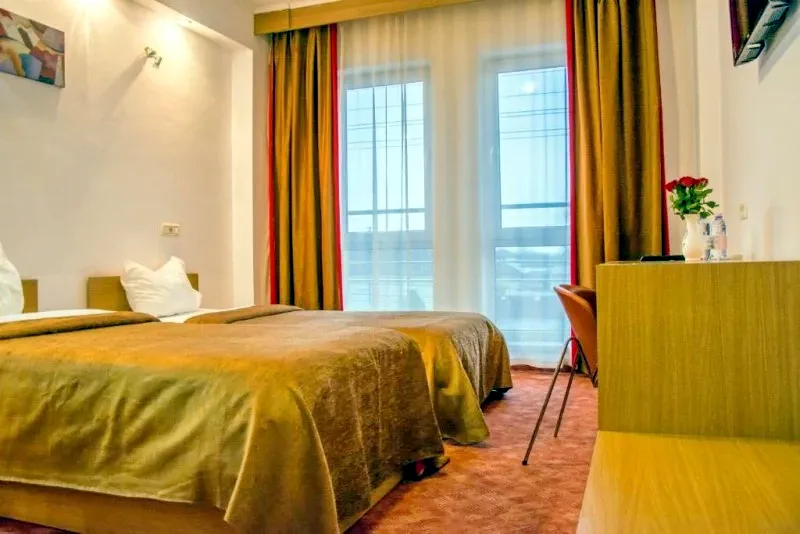 Arad Cazare | Hotel** (K1435-7) Imaginea poate fi supusă drepturilor de autor. Se recomandă contactarea titularului drepturilor.