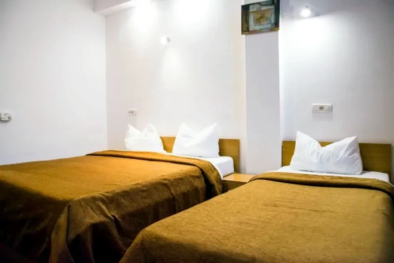 Arad Cazare | Hotel** (K1435-14) Imaginea poate fi supusă drepturilor de autor. Se recomandă contactarea titularului drepturilor.