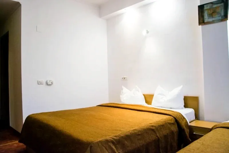 Arad Cazare | Hotel** (K1435-15) Imaginea poate fi supusă drepturilor de autor. Se recomandă contactarea titularului drepturilor.