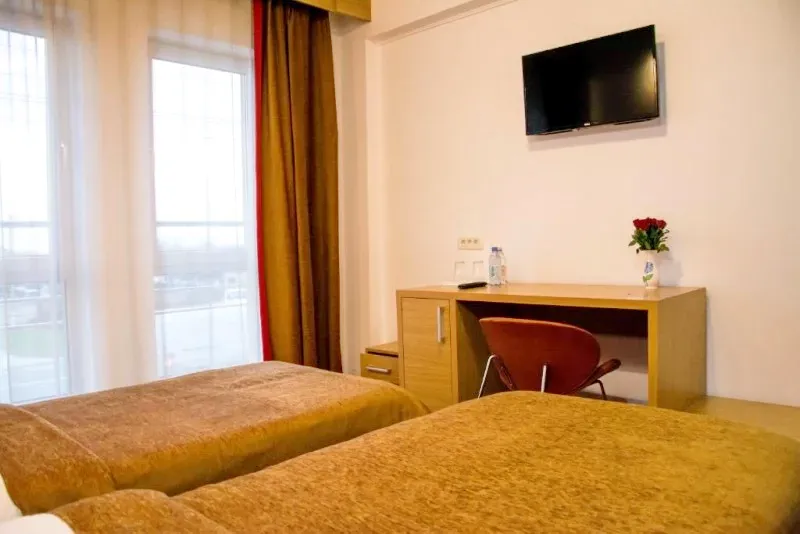 Arad Cazare | Hotel** (K1435-17) Imaginea poate fi supusă drepturilor de autor. Se recomandă contactarea titularului drepturilor.