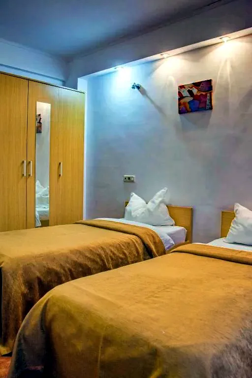 Arad Cazare | Hotel** (K1435-32) Imaginea poate fi supusă drepturilor de autor. Se recomandă contactarea titularului drepturilor.