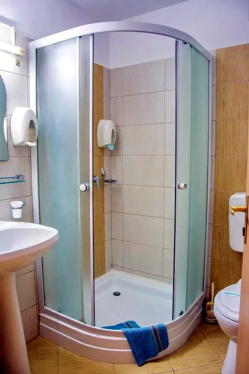 Arad Cazare | Hotel** (K1435-33) Imaginea poate fi supusă drepturilor de autor. Se recomandă contactarea titularului drepturilor.