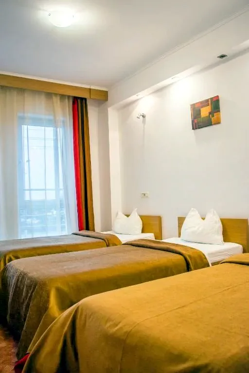 Arad Cazare | Hotel** (K1435-34) Imaginea poate fi supusă drepturilor de autor. Se recomandă contactarea titularului drepturilor.