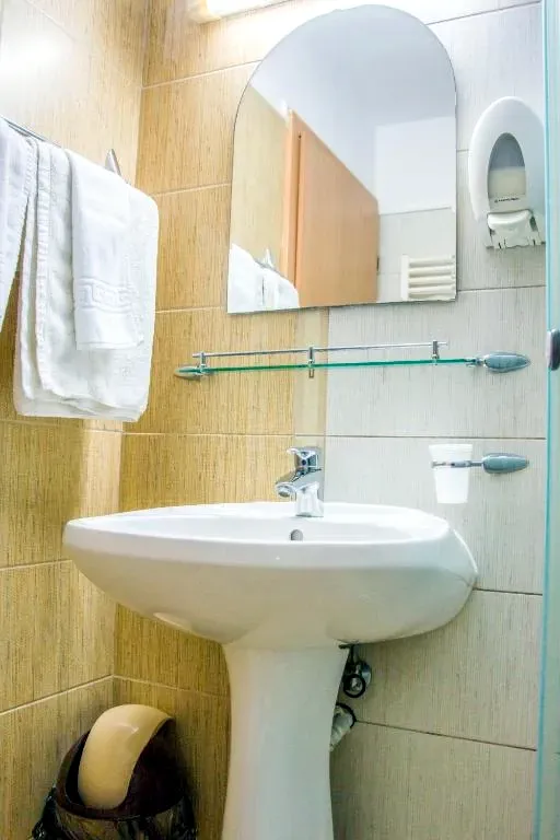 Arad Cazare | Hotel** (K1435-35) Imaginea poate fi supusă drepturilor de autor. Se recomandă contactarea titularului drepturilor.