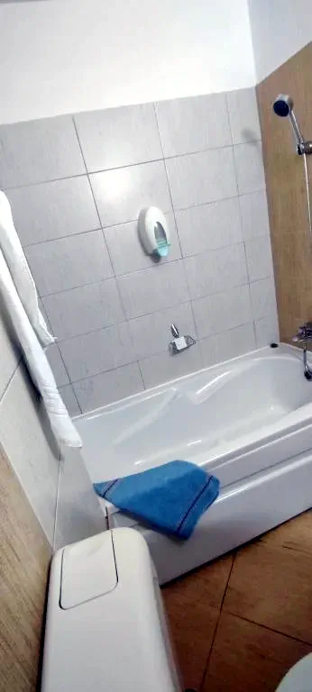 Arad Cazare | Hotel** (K1435-38) Imaginea poate fi supusă drepturilor de autor. Se recomandă contactarea titularului drepturilor.