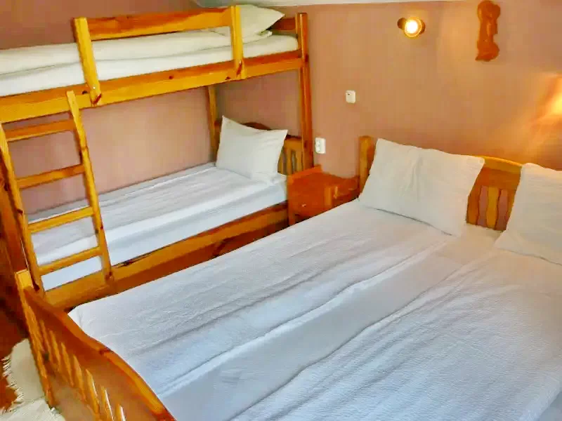 Izvoare Cazare | Cabană (K0723-14) Imaginea poate fi supusă drepturilor de autor. Se recomandă contactarea titularului drepturilor.