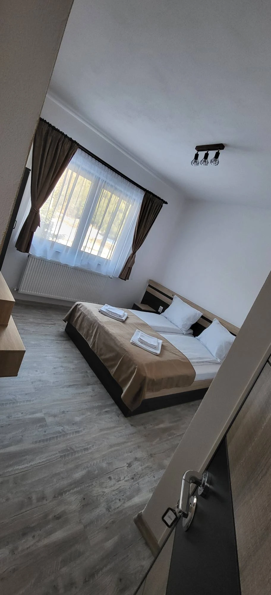 Ghelința Cazare | Pensiune (K1607-16) Imaginea poate fi supusă drepturilor de autor. Se recomandă contactarea titularului drepturilor.