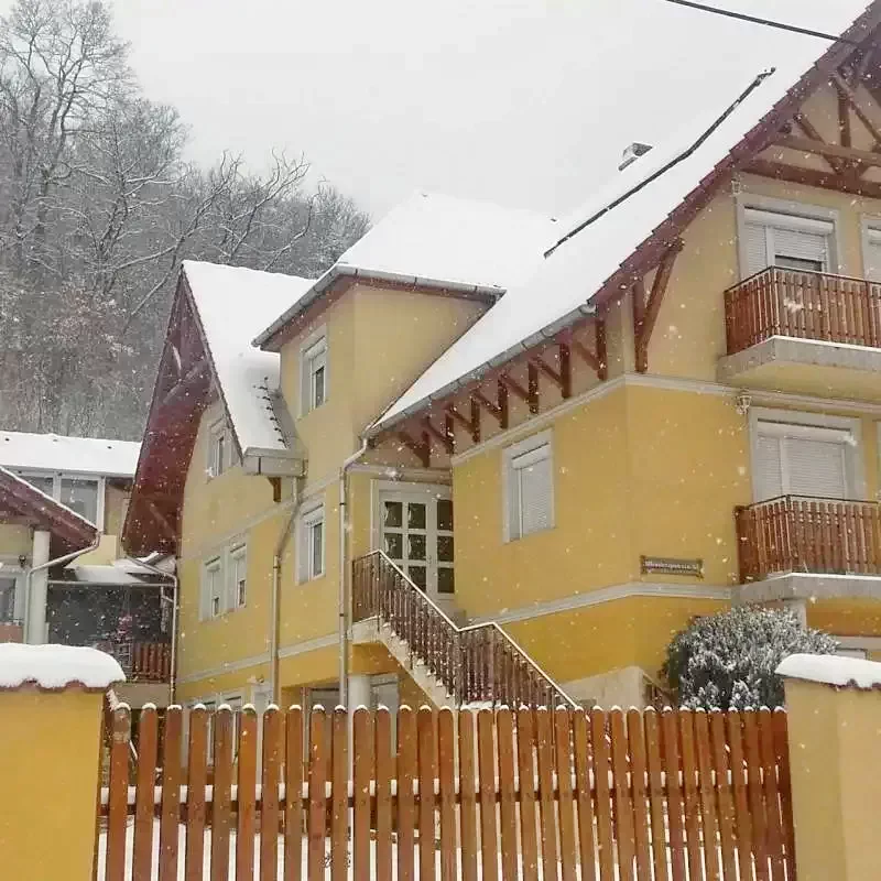 Mișcolț Cazare | Casă de oaspeți (K0861-3) Imaginea poate fi supusă drepturilor de autor. Se recomandă contactarea titularului drepturilor.