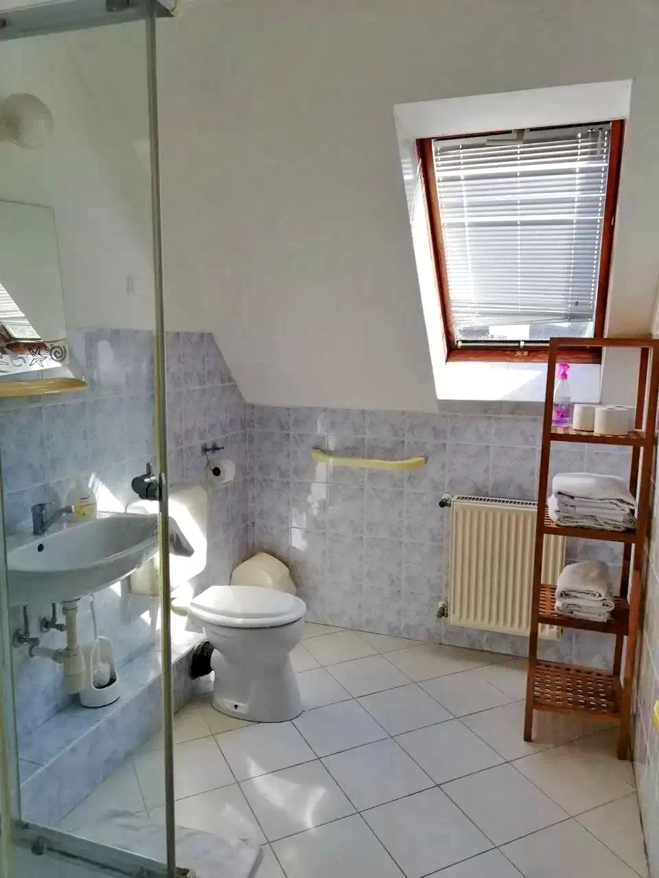 Mișcolț Cazare | Casă de oaspeți (K0861-32) Imaginea poate fi supusă drepturilor de autor. Se recomandă contactarea titularului drepturilor.