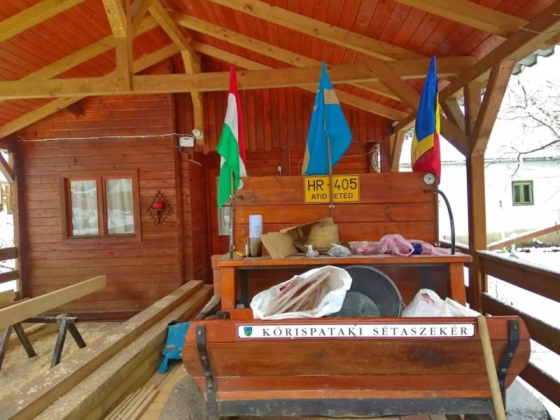 Crișeni Cazare | Căsuțe tip camping (K1128-16) Imaginea poate fi supusă drepturilor de autor. Se recomandă contactarea titularului drepturilor.
