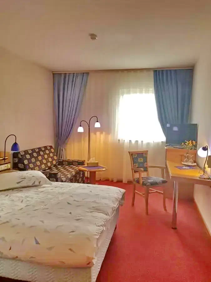 Oradea Cazare | Hotel*** (K1391-13) Imaginea poate fi supusă drepturilor de autor. Se recomandă contactarea titularului drepturilor. Oradea Cazare | Hotel*** (K1391-13) Imaginea poate fi supusă drepturilor de autor. Se recomandă contactarea titularului drepturilor.
