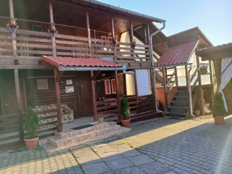 Szováta Szállás | Panzió (K0117-65) A kép szerzői jogvédelem alatt állhat. Javasolt a kapcsolatfelvétel a jog tulajdonossal. Szováta Szállás | Panzió (K0117-65) A kép szerzői jogvédelem alatt állhat. Javasolt a kapcsolatfelvétel a jog tulajdonossal.