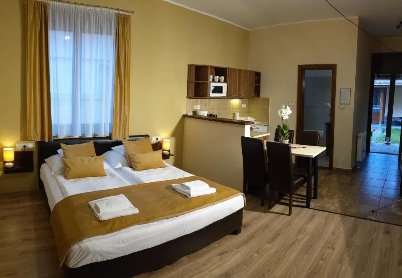 Gyula Szállás | Apartmanház (K0018-25) A kép szerzői jogvédelem alatt állhat. Javasolt a kapcsolatfelvétel a jog tulajdonossal. Gyula Szállás | Apartmanház (K0018-25) A kép szerzői jogvédelem alatt állhat. Javasolt a kapcsolatfelvétel a jog tulajdonossal.